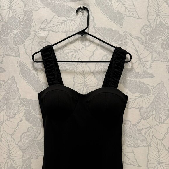 Large Short Black Dress with Exaggerated Décolletage - Picture 4 of 10